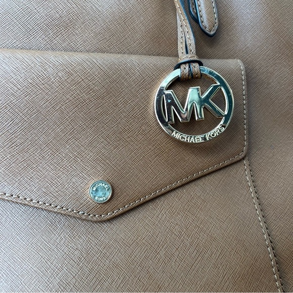 Michael Kors Jet Set Medium Saffiano Leather Pocket Tote Bag - Picture 2 of 15